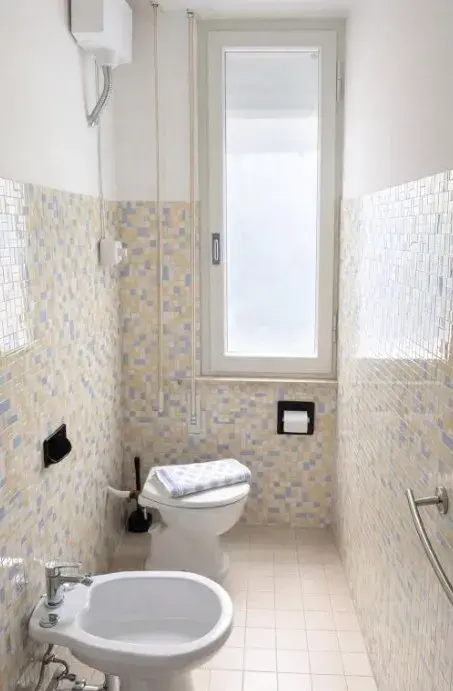 Bagno privato luminoso con WC e bidet