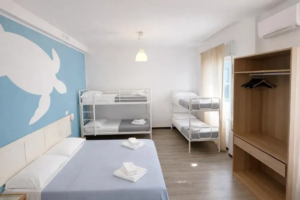 Camera familiare con letto matrimoniale, letto singolo e letto a castello