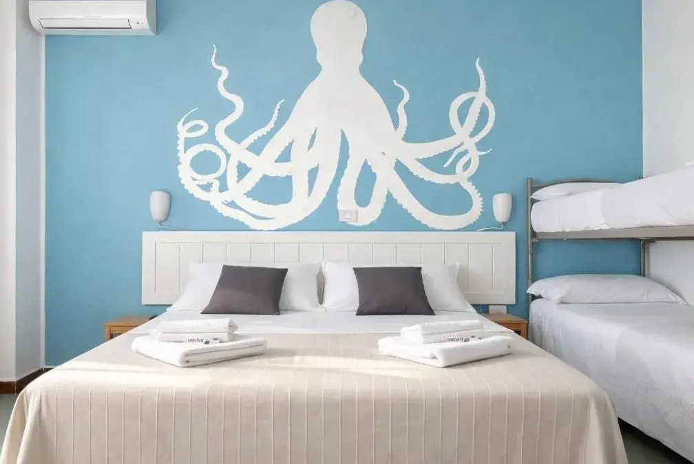 Camera familiare di Hotel Aloha Cesenatico con letto matrimoniale e letti aggiuntivi