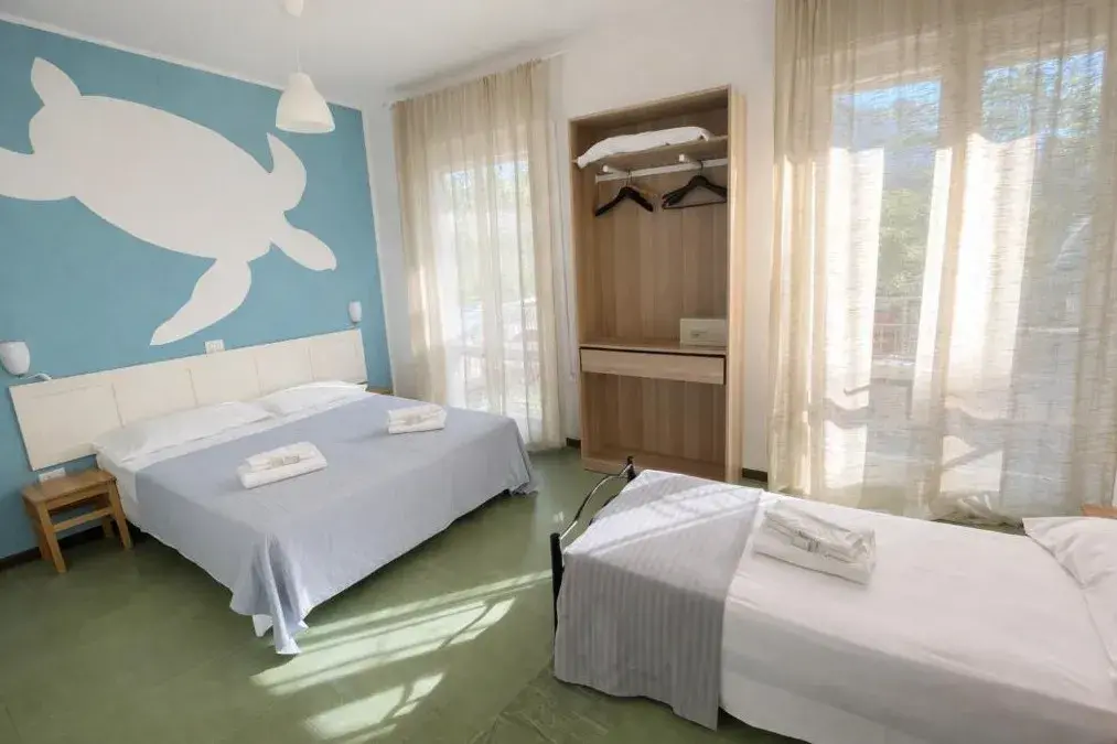 Camera tripla con letto matrimoniale, letto singolo e balcone