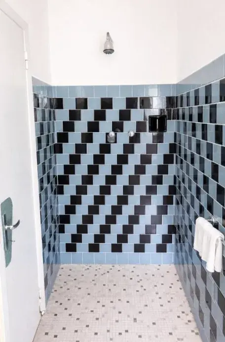 Doccia del bagno privato con rivestimento azzurro