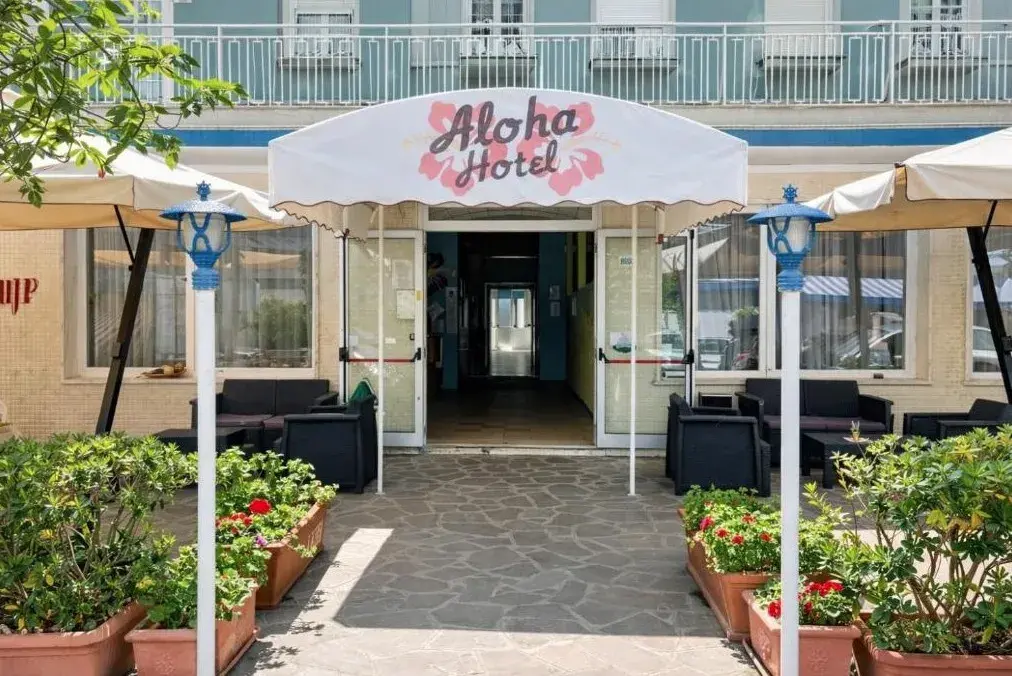 Ingresso e facciata dell’Hotel Aloha Cesenatico