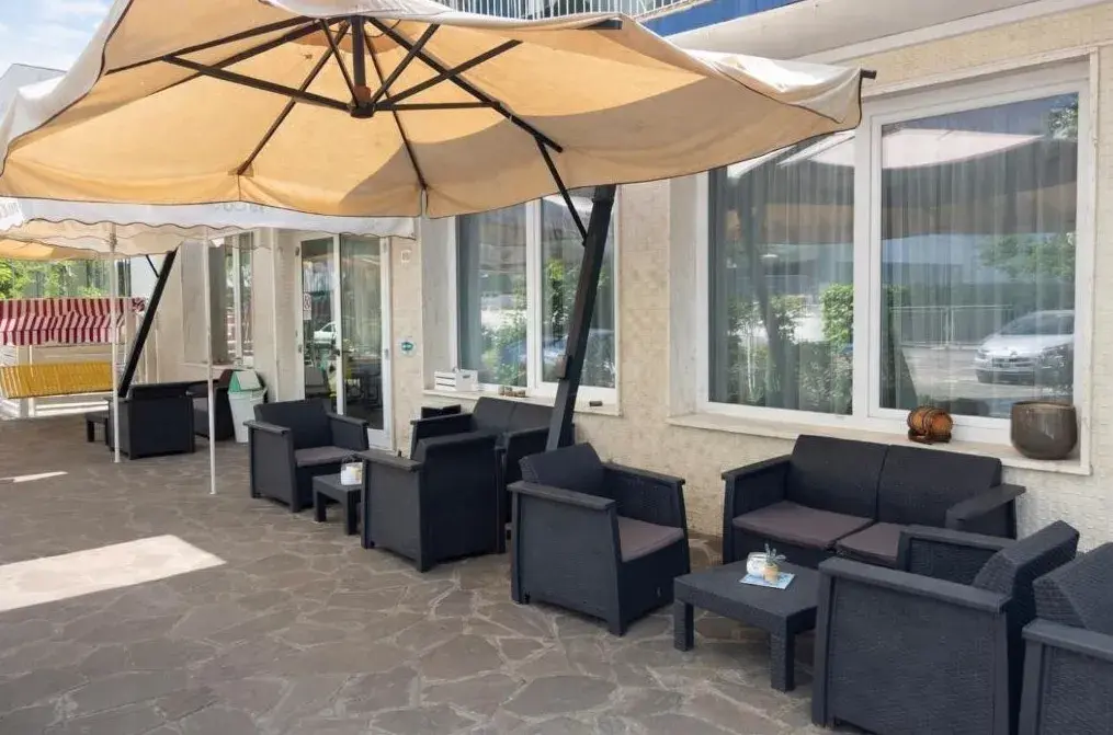 Terrazza esterna coperta con poltrone e ombrelloni